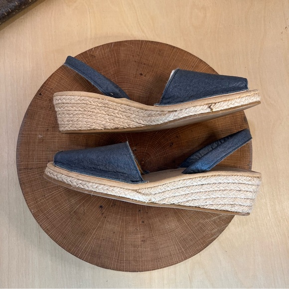 *NWOB Avarcas 101 |  Classic Style Vegan Pineapple Navy Avarca Sandals Size 37/7 - Picture 6 of 14